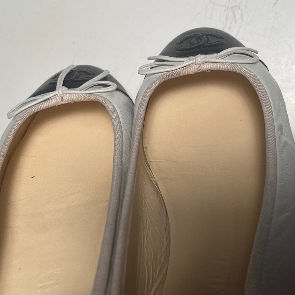 CHANEL Women's Black and Cream Loafers - Picture 9 of 11